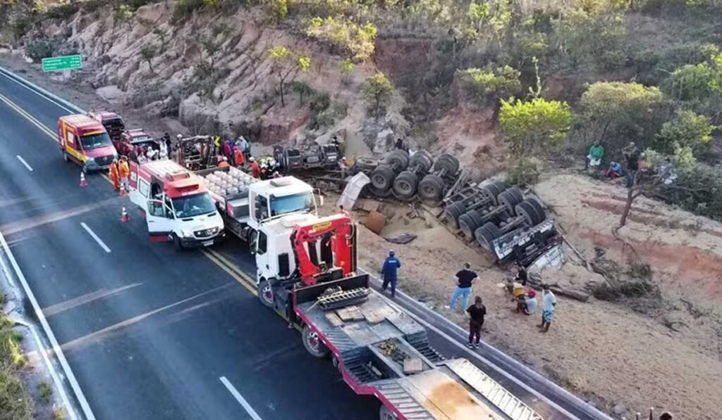 Mulher morre soterrada por grãos de soja após carreta capotar na BR-242