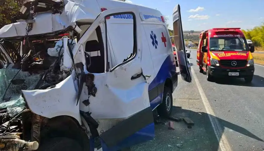 Casal de pastores morre após ambulância bater na traseira de caminhão na BR-153