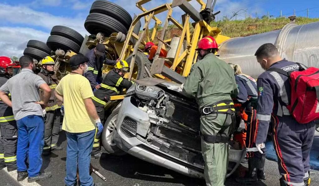 Médica e estudante morrem após carro ser esmagado por caminhão-tanque em acidente