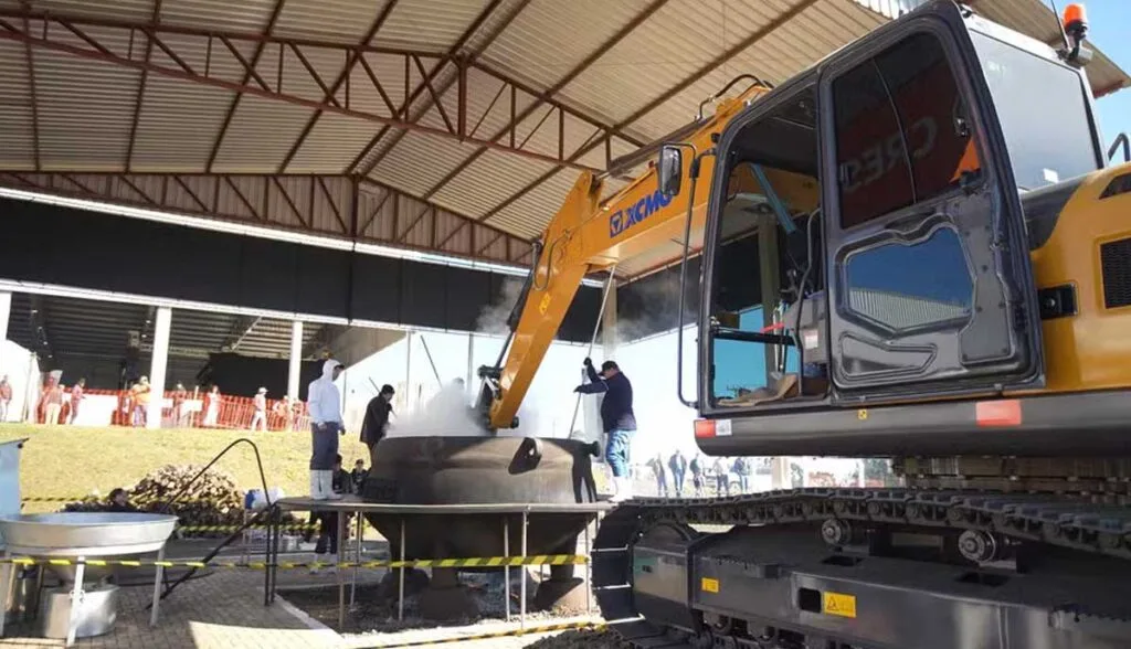 Feijoada gigante é feita com apoio de retroescavadeira e caminhão-pipa no Paraná