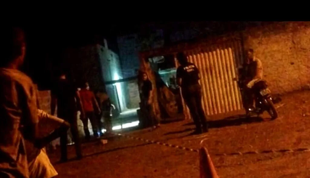Homem é morto com tiros na cabeça e corpo é encontrado pelo filho na porta de casa