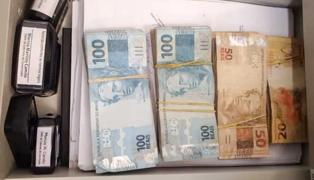 Mais de R$ 67 mil em espécie são apreendidos pela PF na casa e no gabinete do governador do Tocantins