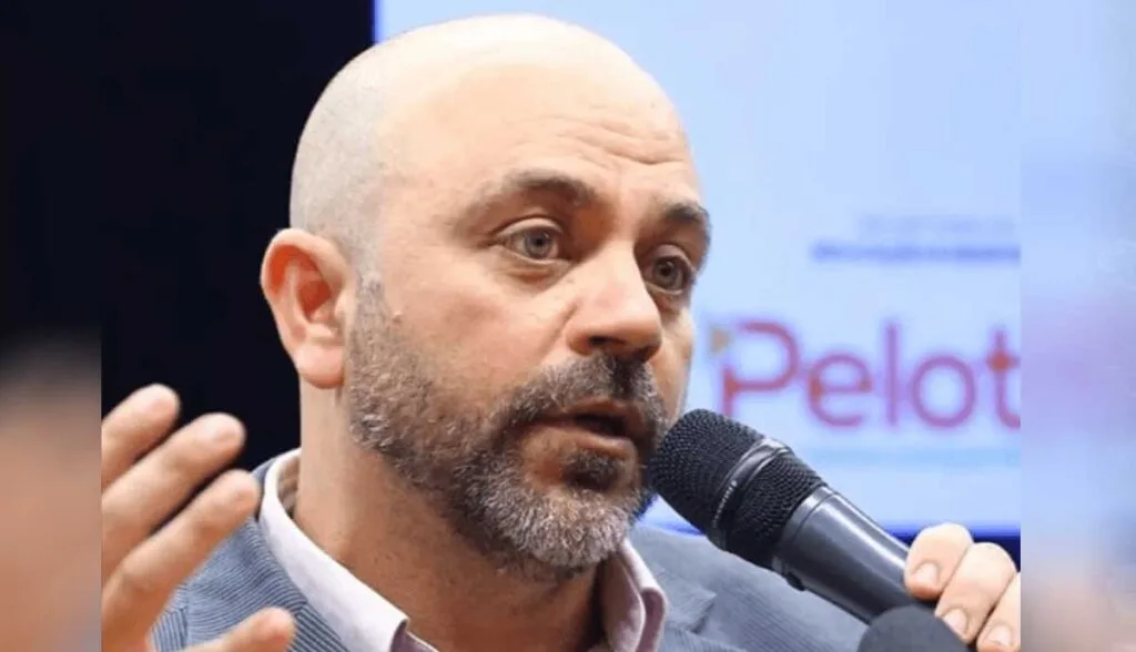 Caminhão arrasta e tomba sobre van que levava time de remo e deixa nove mortos no Paraná