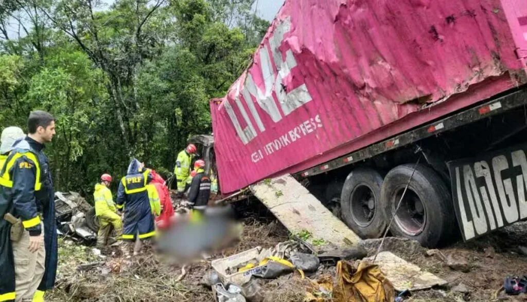 Caminhão arrasta e tomba sobre van que levava time de remo e deixa nove mortos no Paraná