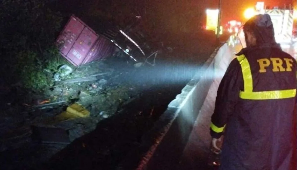 Caminhão arrasta e tomba sobre van que levava time de remo e deixa nove mortos no Paraná