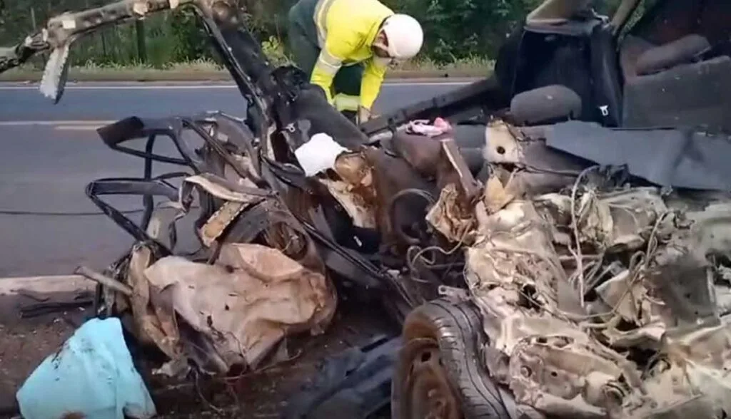 Duas pessoas morrem após carro colidir com caminhão e ficar partido ao meio na BR-153