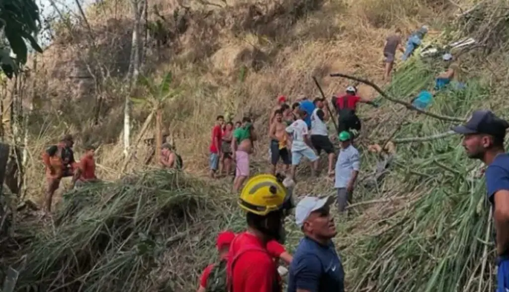 Ônibus capota em ribanceira na Serra da Barriga e deixa 17 mortos e quase 30 feridos em AL