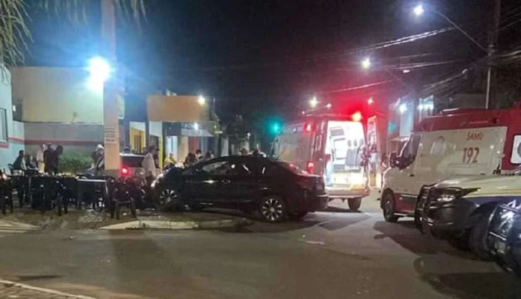 Carro invade bar após colidir com outro em cruzamento e deixa duas pessoas feridas