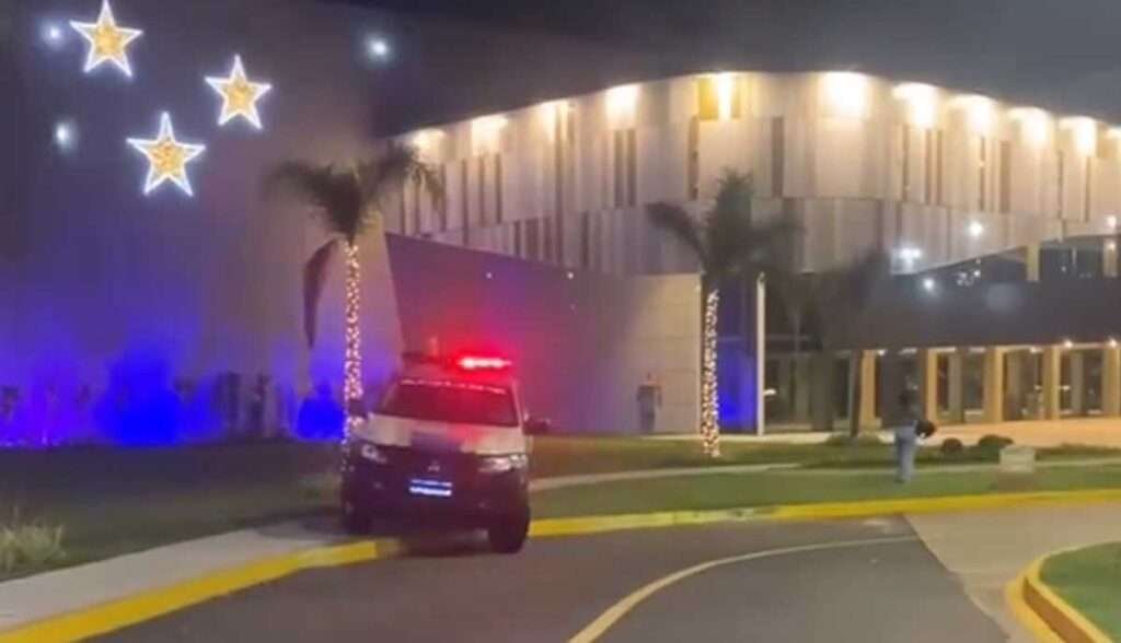 Crianças são apreendidas após serem flagradas gastando R$ 10 mil furtado de comércio em shopping