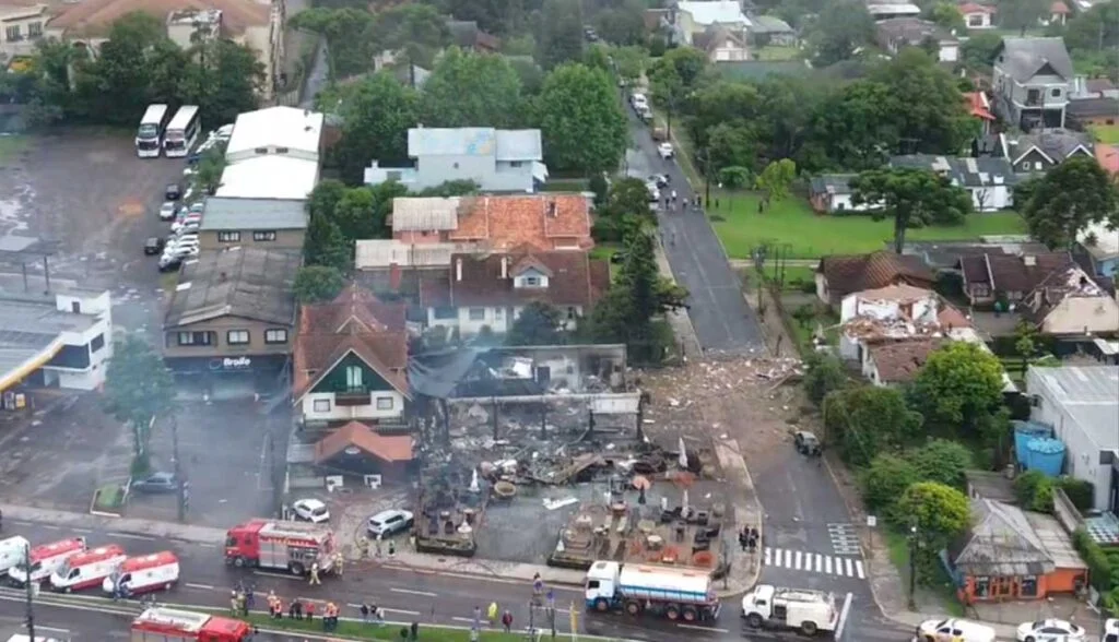 Avião cai sobre lojas e casas e mata 10 pessoas da mesma família em Gramado (RS)