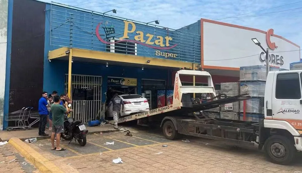 Carro invade distribuidora de bebidas e atinge funcionários no centro de Palmas