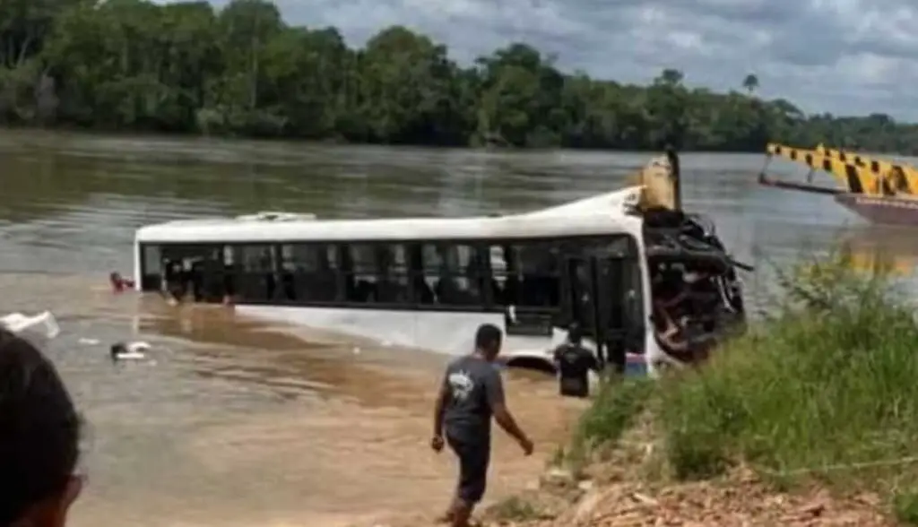 Ônibus com passageiros cai de balsa dentro de rio no Pará