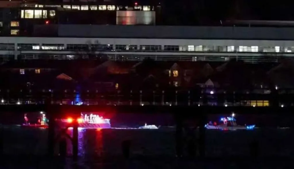 Avião com 64 pessoas e helicóptero militar com 3 soldados colidem no ar na capital dos EUA