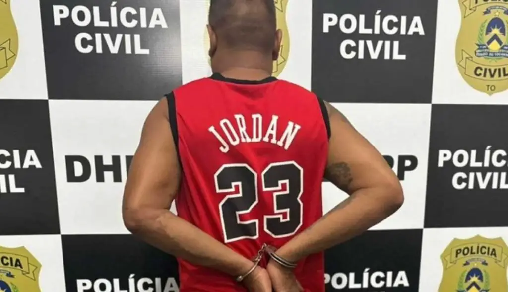 Vídeo mostra suspeito de matar carregador de malas andando junto com vítima antes do crime