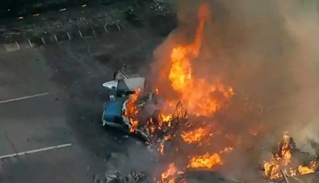 Avião de pequeno porte cai em avenida de São Paulo e deixa dois mortos