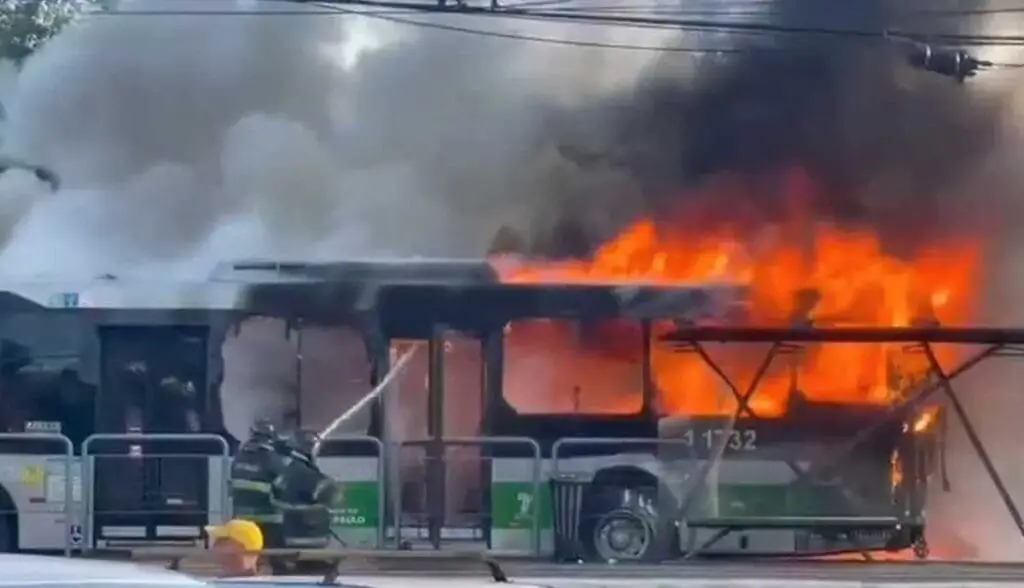 Avião de pequeno porte cai em avenida de São Paulo e deixa dois mortos