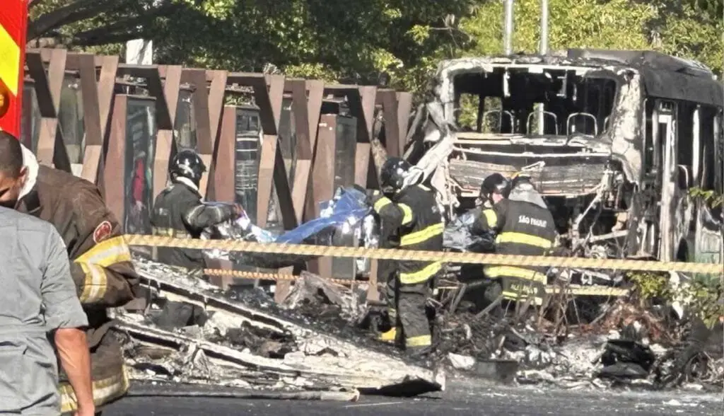 Avião de pequeno porte cai em avenida de São Paulo e deixa dois mortos