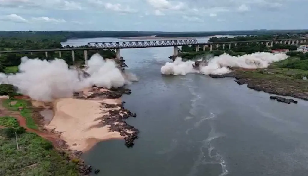 Vídeos mostram implosão da estrutura que sobrou de ponte que desabou entre o TO e MA e matou 14 pessoas