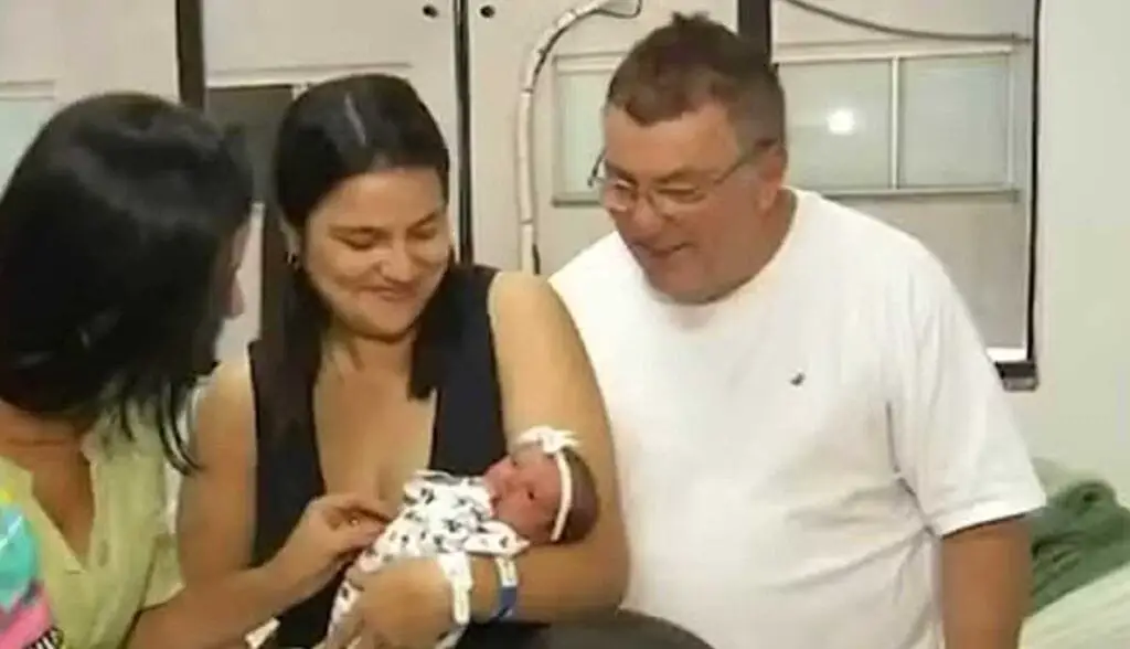 Pai tem primeira filha aos 64 anos após mulher descobrir gravidez na hora do parto durante viagem
