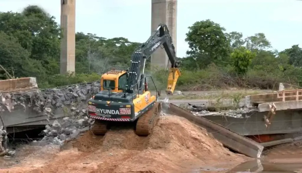 Destroços começam a ser retirados após implosão do que restou da ponte que caiu entre TO e MA