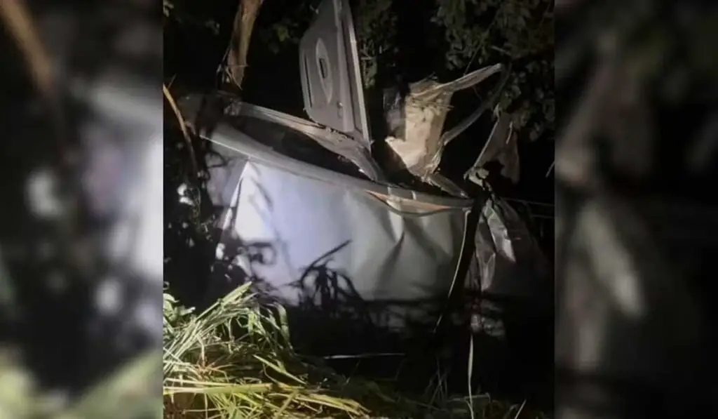 Motorista e passageiro morrem em acidente envolvendo carro, caminhonete e moto na GO-060