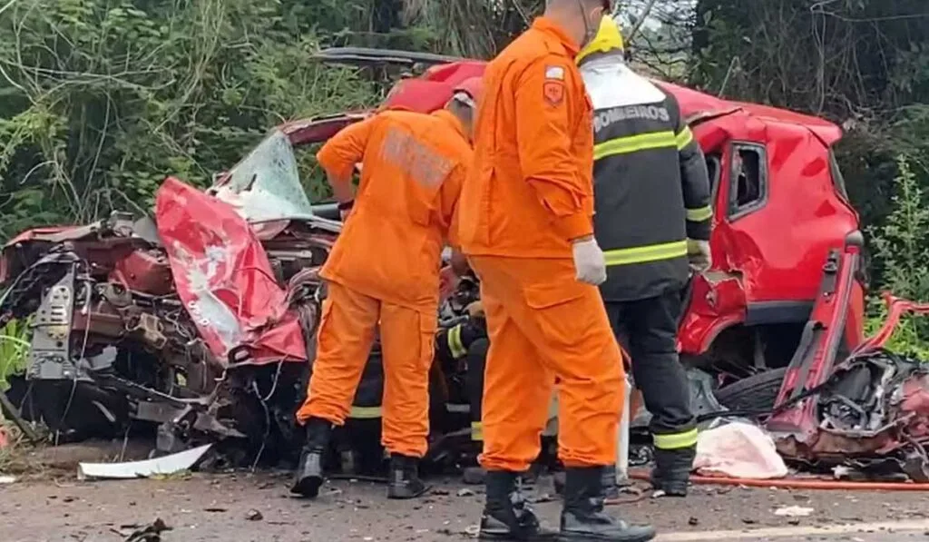 Colisão entre carro e caminhão mata policial penal, mãe e avó na BR-153