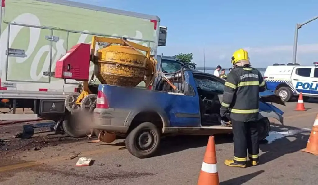 Colisão entre caminhão baú e picape deixa dois feridos na ponte entre Palmas e Luzimangues