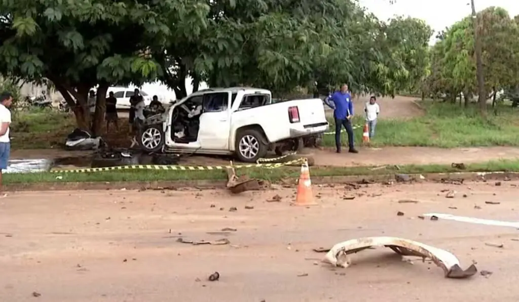 Empresário morre preso às ferragens após caminhonete que ele conduzia bater na traseira de caminhão