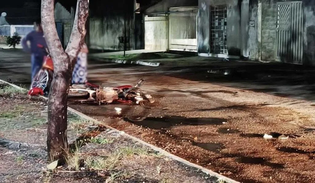 Motocicleta morre após colidir na traseira de caminhão estacionado