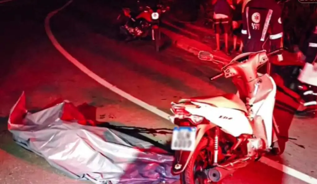 Mulher morre após cair de moto ao tentar fazer curva em rotatória