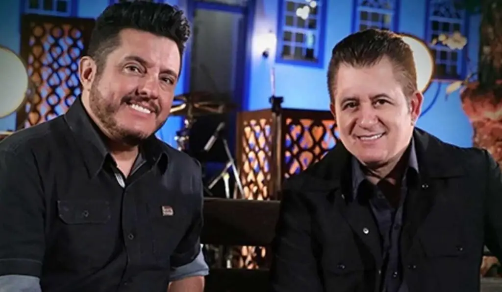 Marrone, dupla com Bruno, cai do palco, bate a cabeça e show é encerrado em Goiânia